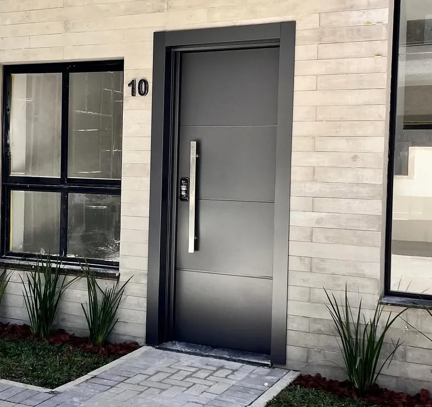 Porta em ACM preto fosco com puxador de inox e fechadura eletrônica